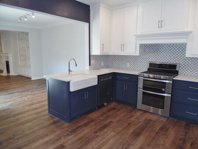 Building Photo - Wonderfully Remodeled Duplex Near River Cr...