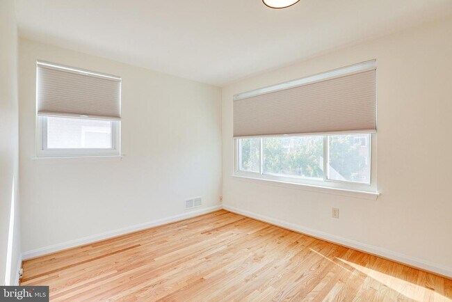 Building Photo - 5513 Chillum Pl NE