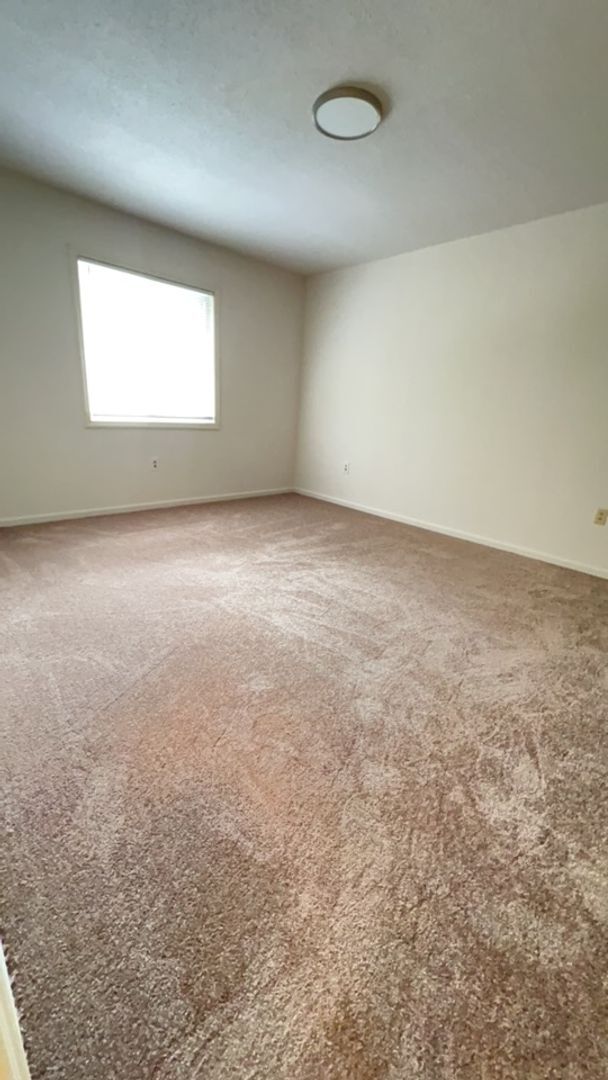 Building Photo - Oak Grove Village Apartments- Close to Lew...
