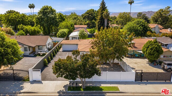 Building Photo - 6033 Fallbrook Ave