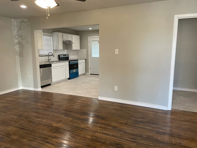 Building Photo - 613 S Andrews Ave