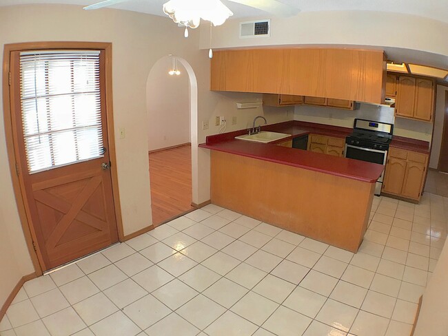 Building Photo - East El Paso Refrig A/C 3bed/2bath with Pool!