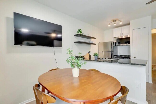 Building Photo - 2401 Manor Rd