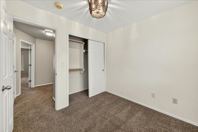 Building Photo - Comfortable Living in a Prime Central Boise Location