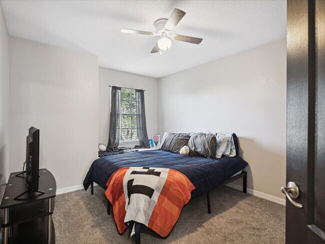 Building Photo - "Charming 3-Bed, 3-Bath Haven with 1810 Sq...