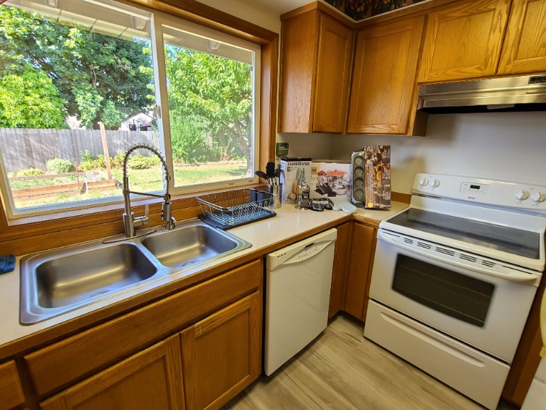 Building Photo - 547 NE 27th St