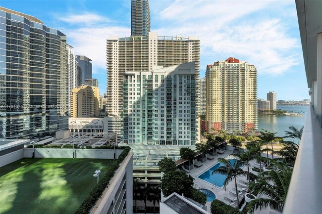 Building Photo - 1300 Brickell Bay Dr