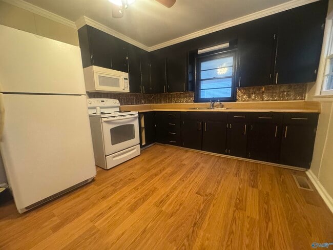 Building Photo - 1808 Oakwood Ave NE