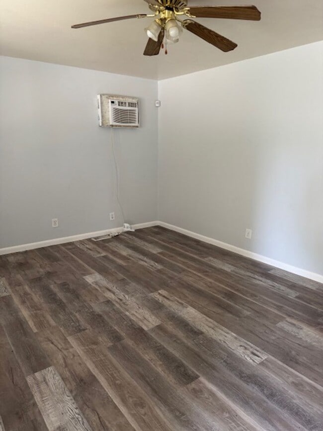 Building Photo - ALL PROSPECTIVE TENANTS MUST SUBMIT A ON LINE APPLICATION AND BE PRE-QUALIFIED PRIOR TO ANY SHOWI...