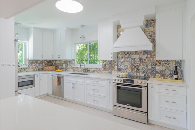 Building Photo - 920 Alava Ave