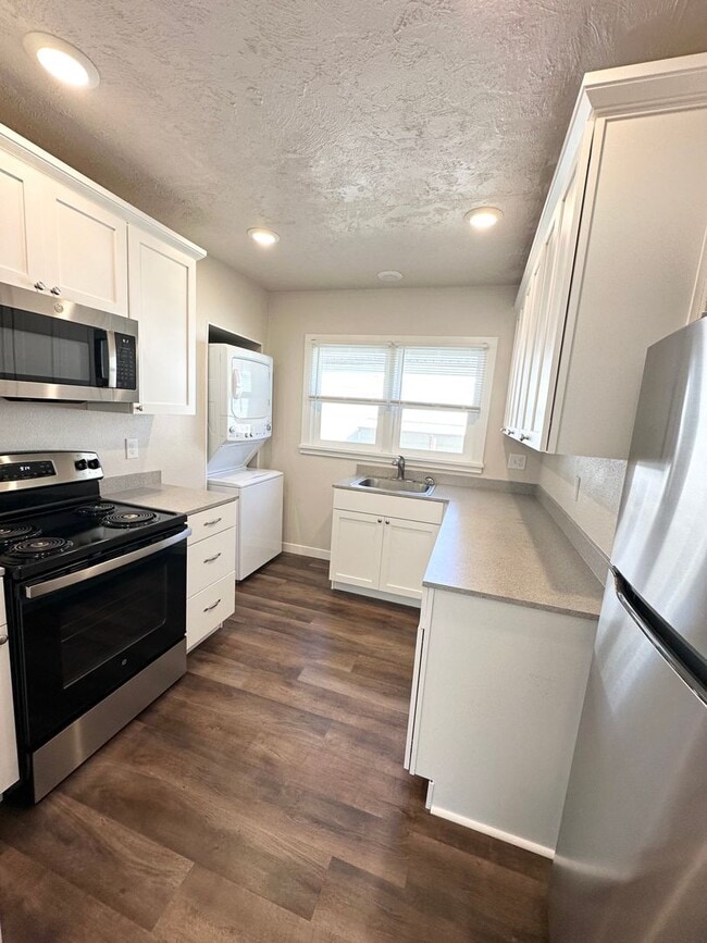 Building Photo - Adorable remodeled in 2023 2 bedroom 1 bathroom duplex available soon!