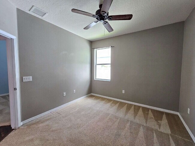 Building Photo - Spacious Phillips Landing Home w/ Walk-In ...