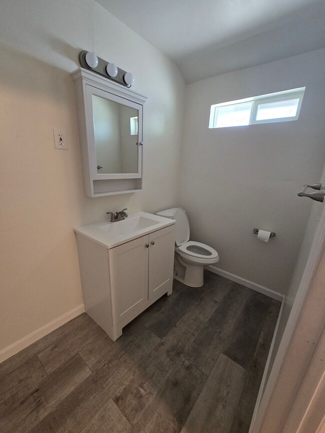 Building Photo - Downtown Modesto Studio for Rent - $200.00 off move in special