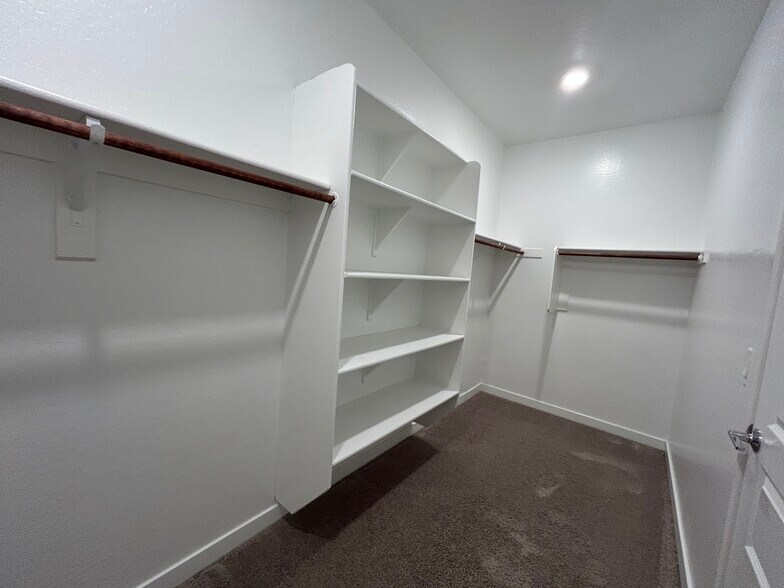 Building Photo - 1168 E Sabino Dr