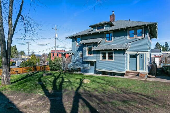 Yard - 718 NE Dekum St