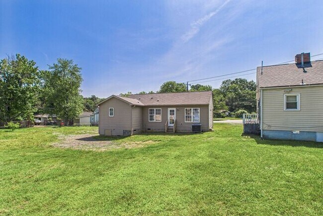 Building Photo - Beautifully Updated 3-Bedroom Home in Gree...