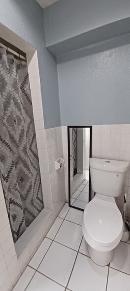 Building Photo - 404 N Ridgewood Ave