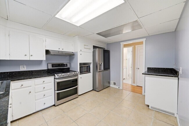 Building Photo - 5 bedroom, 3 1/2 bath, home with two master suites and 2 car garage.