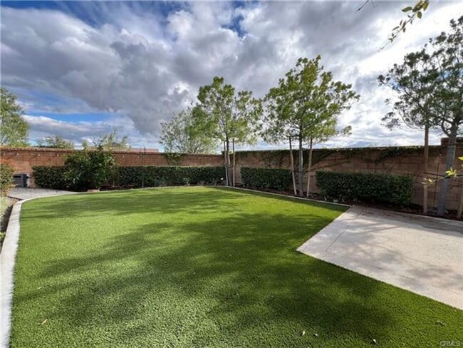 Building Photo - Welcome to this exceptional single-story 4-bedroom, 4-bathroom home!