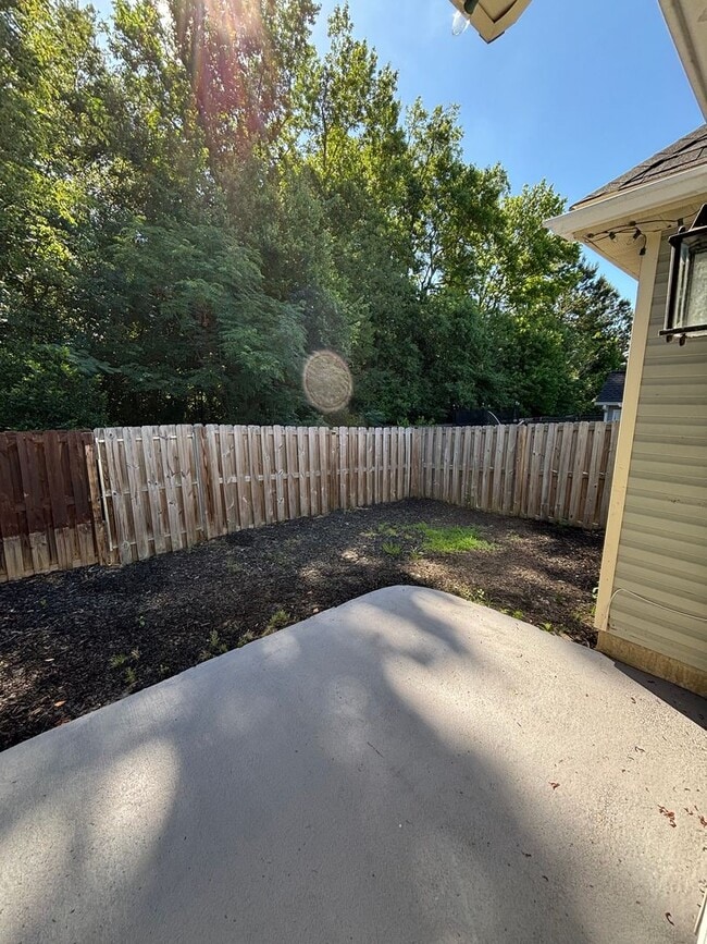 Building Photo - 806 Whispering Willow Ct