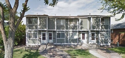 Building Photo - 2 Bedroom Townhome - Spacious!