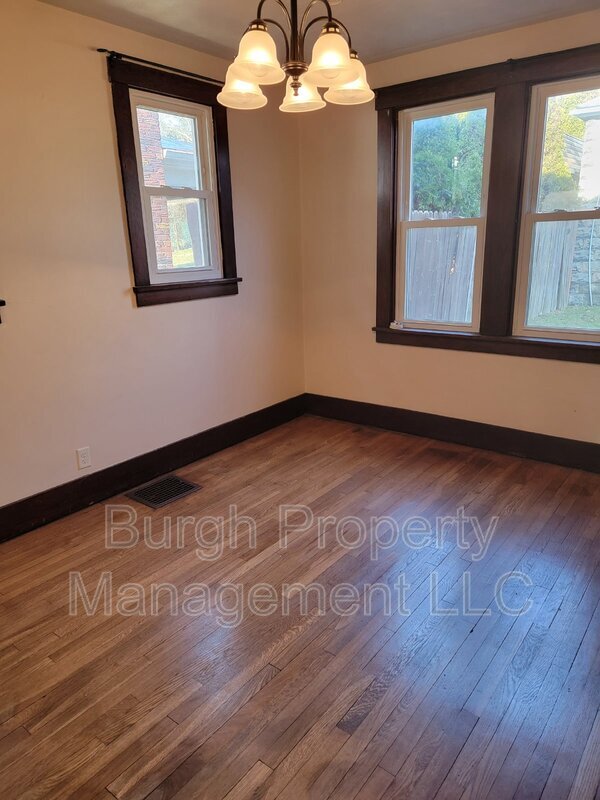 Building Photo - 1316 Justine St