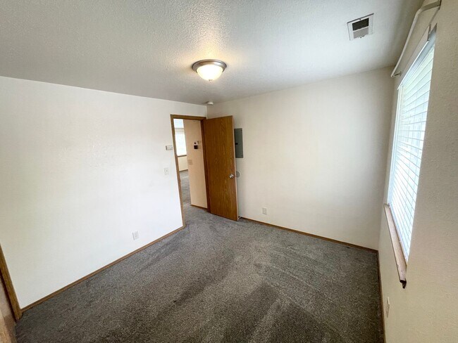 Building Photo - Beautiful 2 Bedroom 1 Bath Apartment- Close to BSU