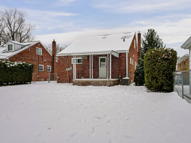 Building Photo - AVAILABLE NOW! Spacious 4-Bed Gem in the Heart of Clawson!