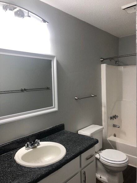 Building Photo - 1518 Crest Rd