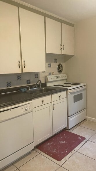 Kitchen - 516 E Esther St