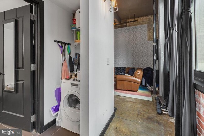 Building Photo - 1701 Tulip St
