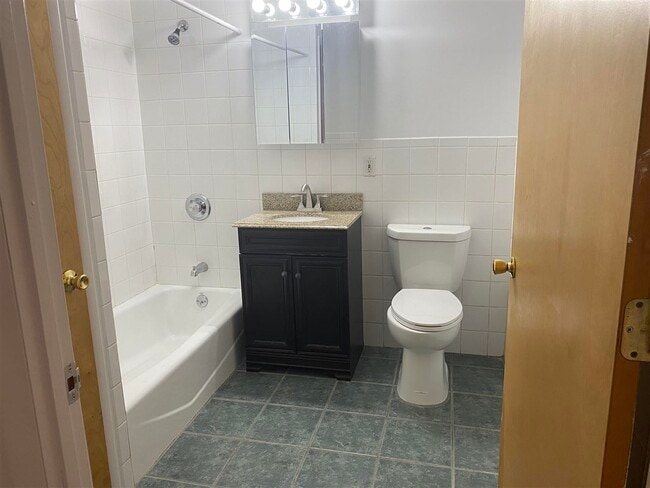 Building Photo - 204 Grand St