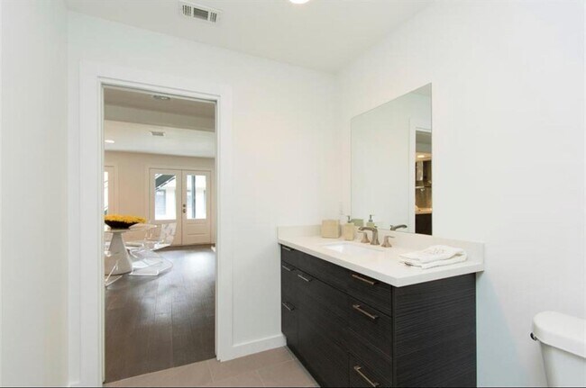 Building Photo - 1410 Hyde Park Blvd