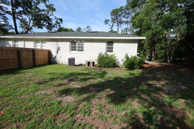 Building Photo - 1709 Azalea Dr