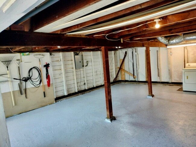 Building Photo - 914 1/2 W 21st St