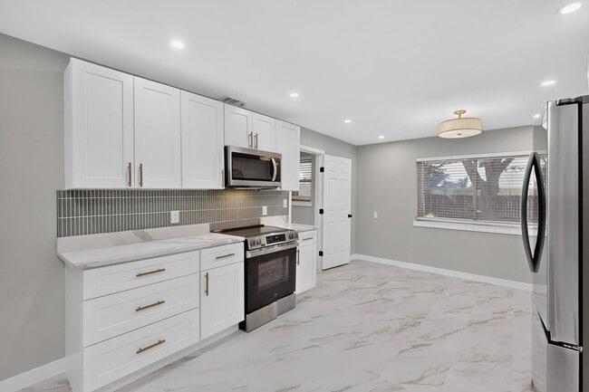 Building Photo - 30 Crestwood Dr