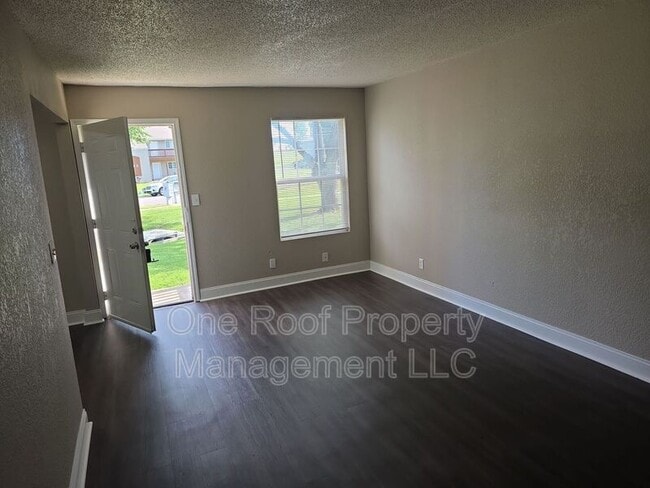 Building Photo - 2000 Chateau Dr