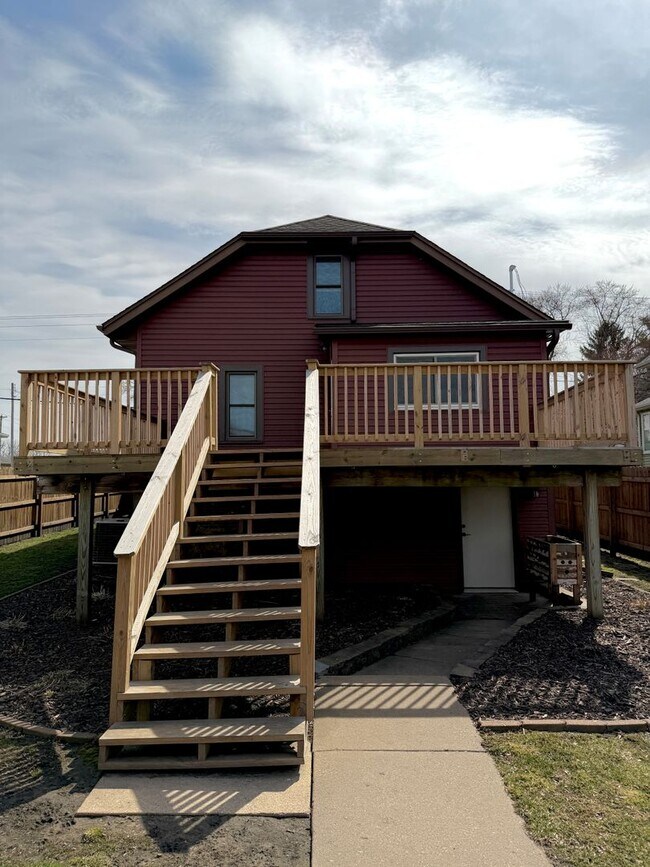 Building Photo - 3 Bed, 2 Bath Home with Garage