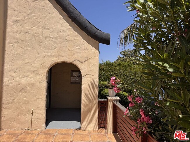 Building Photo - 1325 S Rimpau Blvd