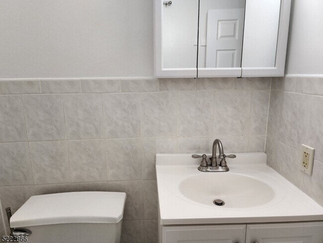 Building Photo - 313 S 6th St