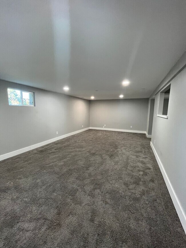 Building Photo - AVAILABLE NOW!! 4-Bedroom, 3-Bathroom Home Nestled in the Cotton Creek Neighborhood!