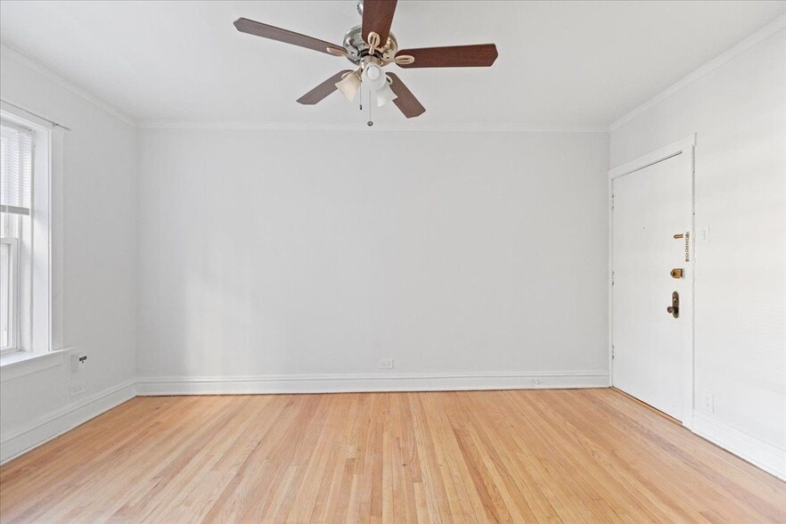 Building Photo - 656 W Oakdale Ave