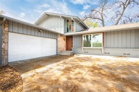 Building Photo - 9405 Pinewood Dr