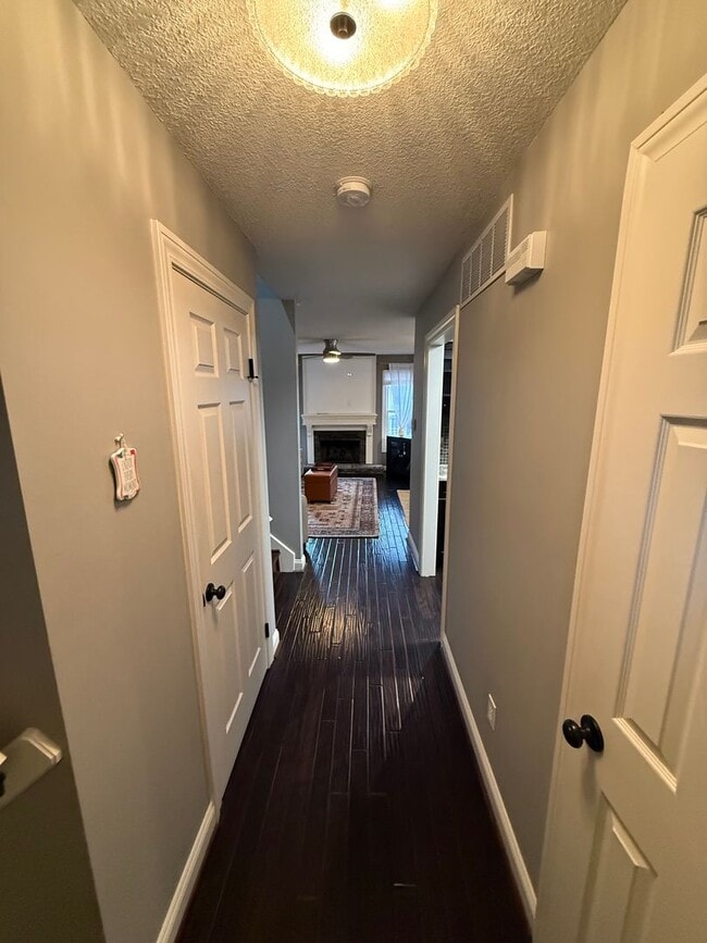 Building Photo - Beautiful Overland Park Townhome 2/3-Bed, 3.5-Bath - February move-in Special!!