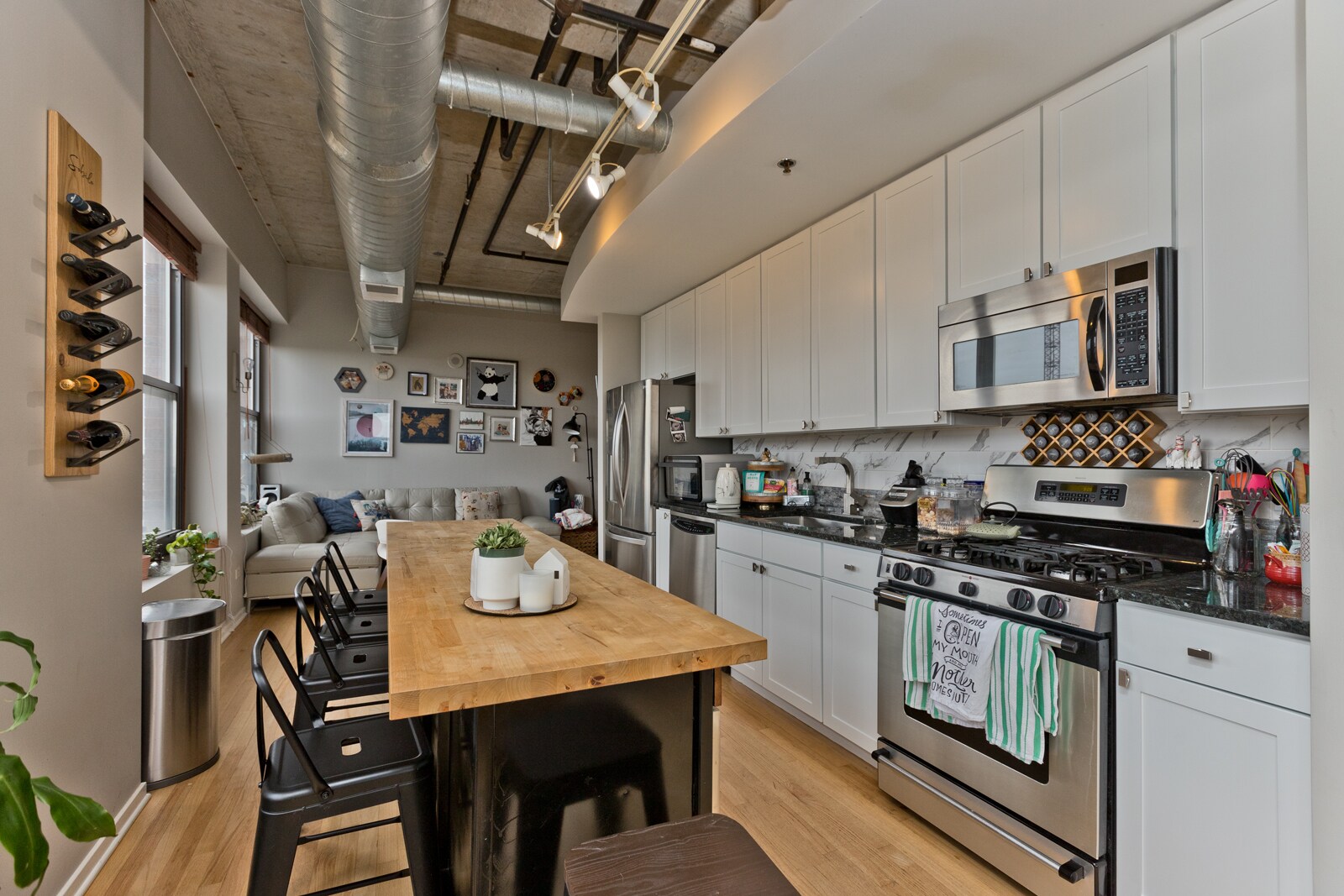 Building Photo - 933 W Van Buren St