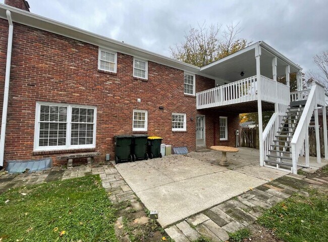 Building Photo - Douglas Hills Colonial