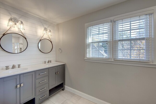 Building Photo - 1129 W Main St