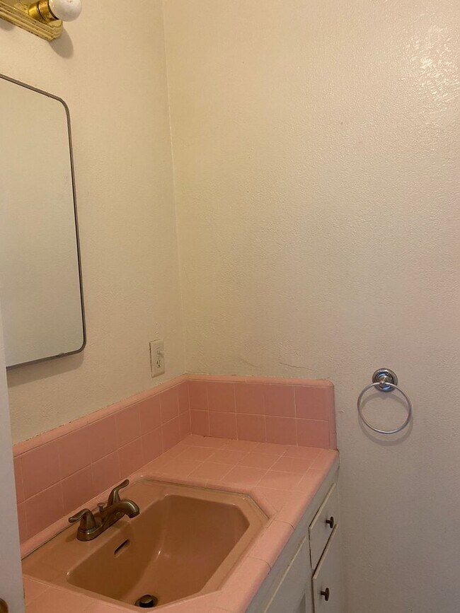 Building Photo - Now Available!! Quaint Los Banos Home
