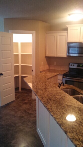 Building Photo - 451 Ravenna Dr