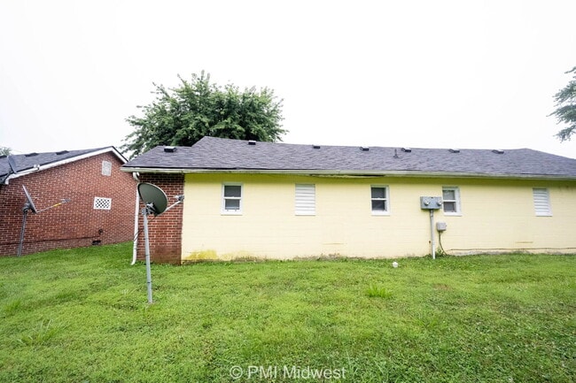 Building Photo - "Cozy 1-Bedroom Oasis in Greenfield – Perf...